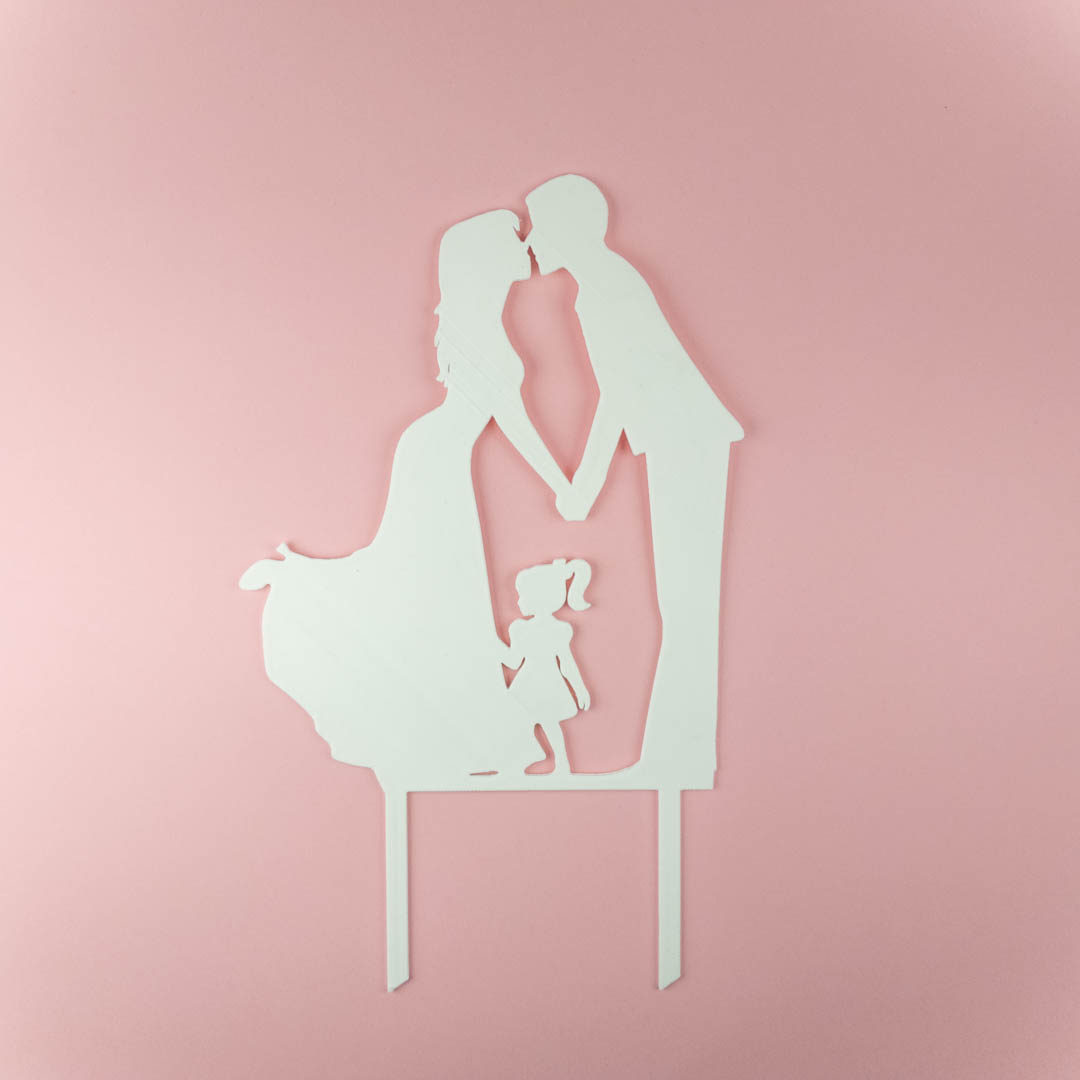 Silueta novomanželov s dievčatkom