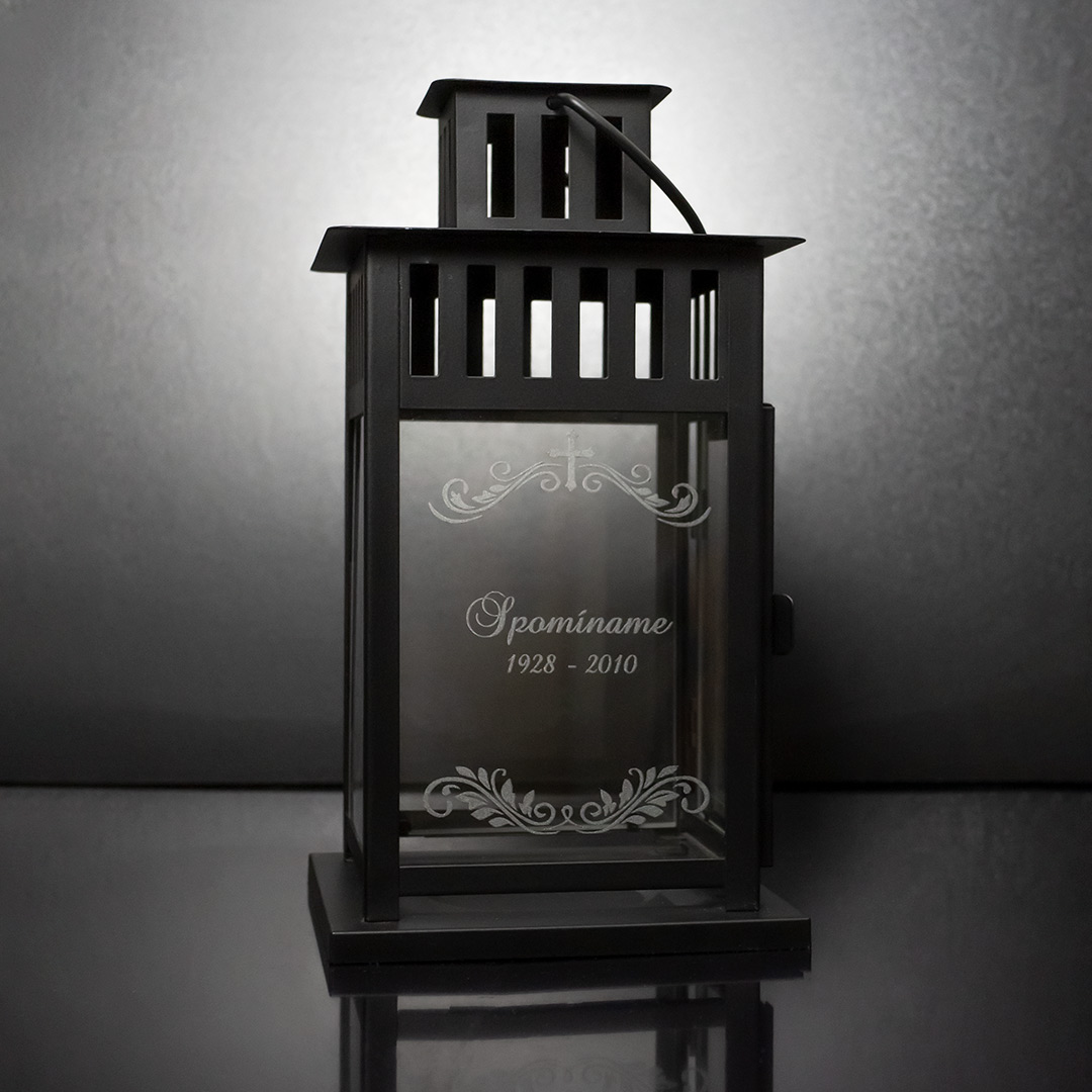 Gravírovaný lampáš s fotografiou a textom - čierny